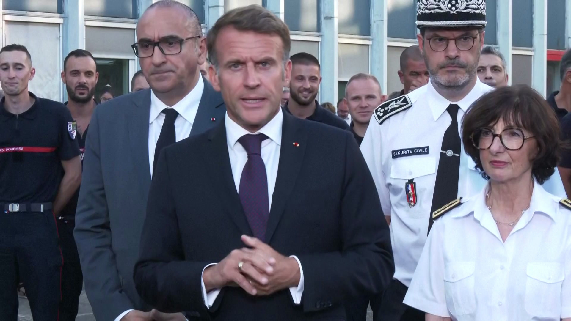 Incendies: le feu dans les Landes «est fixé», mais pas celui de la Gironde, annonce Emmanuel Macron