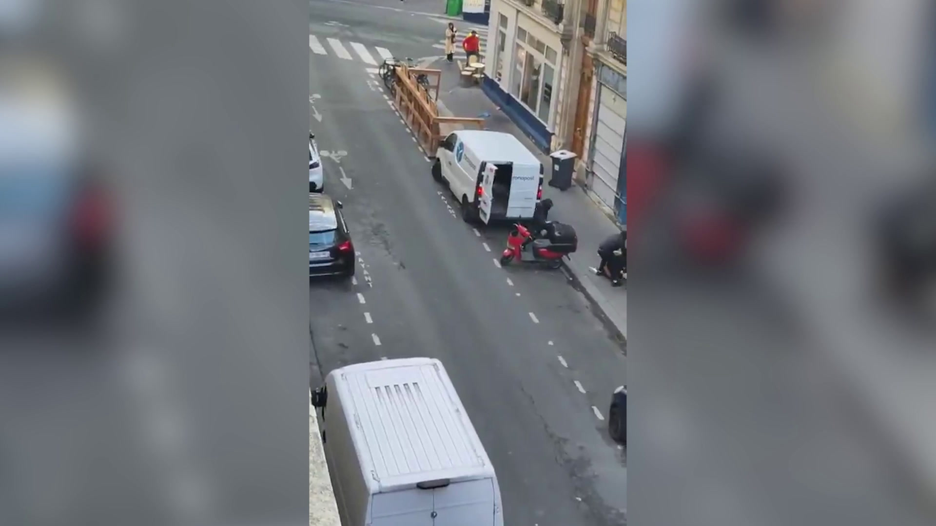 Les images hallucinantes d'une tentative d'enlèvement d'un homme et d'une femme en plein Paris