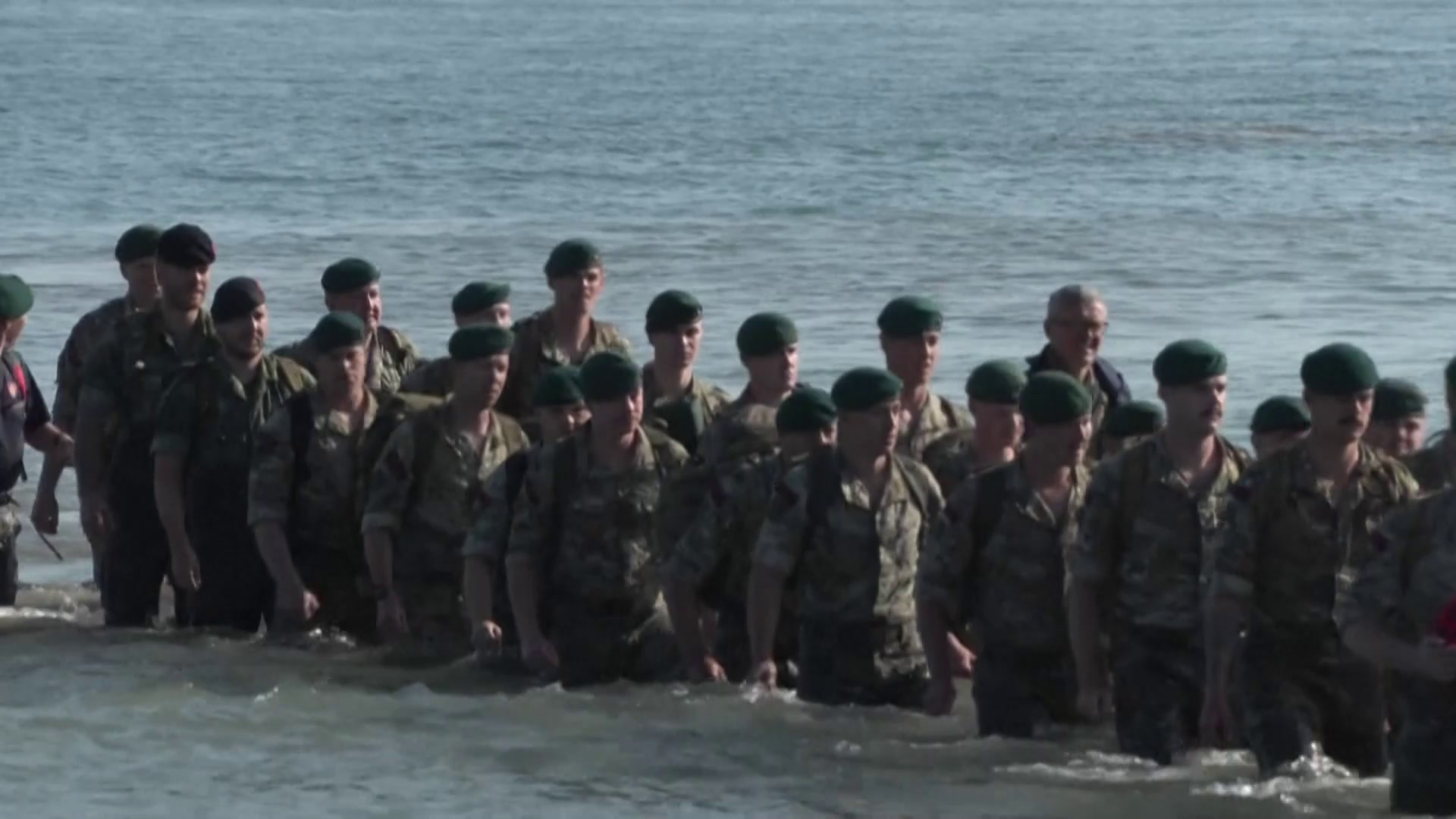 80 ans du débarquement: des commandos de Marines britanniques débarquent sur la plage de Gold