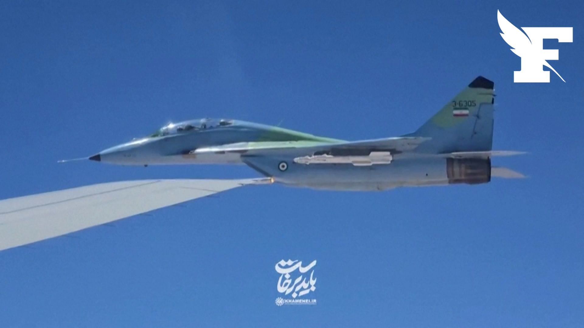 Les images du cercueil d'Ali Khamenei escorté par un avion de chasse