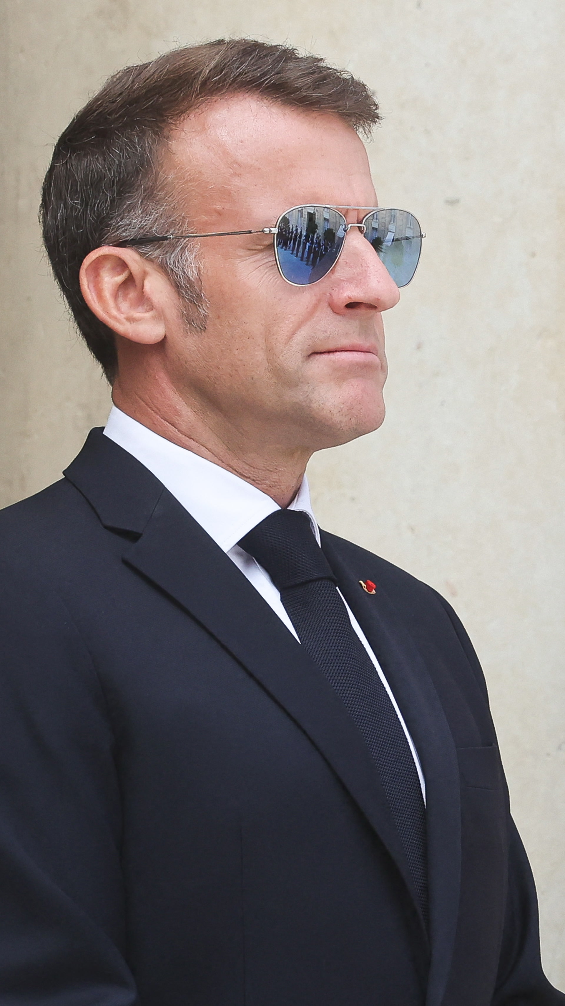 Emmanuel Macron, de nouveau avec ses lunettes de soleil, accueille le sultan Haitham  ben Tariq Al Saïd d'Oman à l'Élysée
