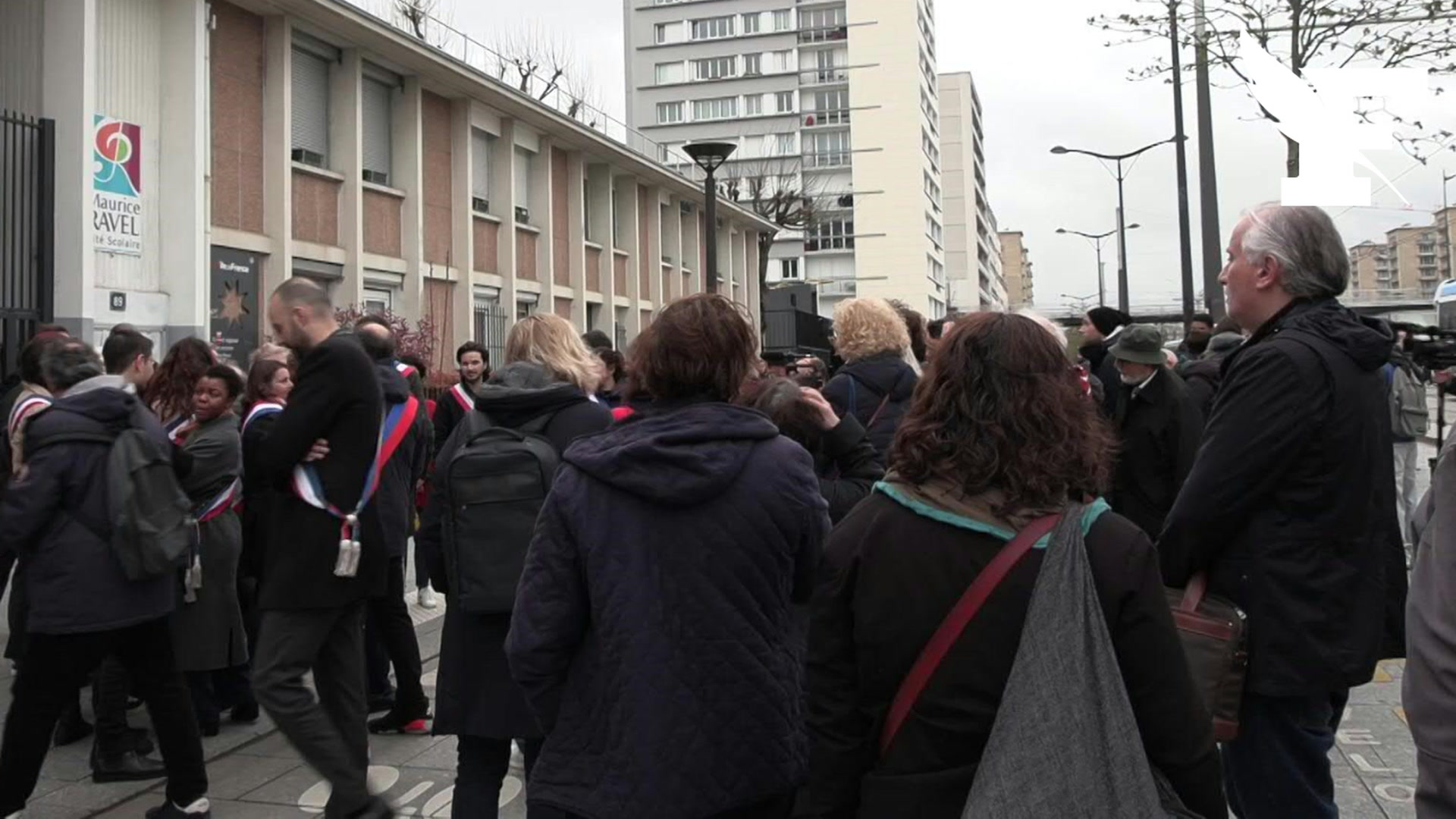 Proviseur menacé de mort: les images du rassemblement devant le lycée Maurice-Ravel à Paris