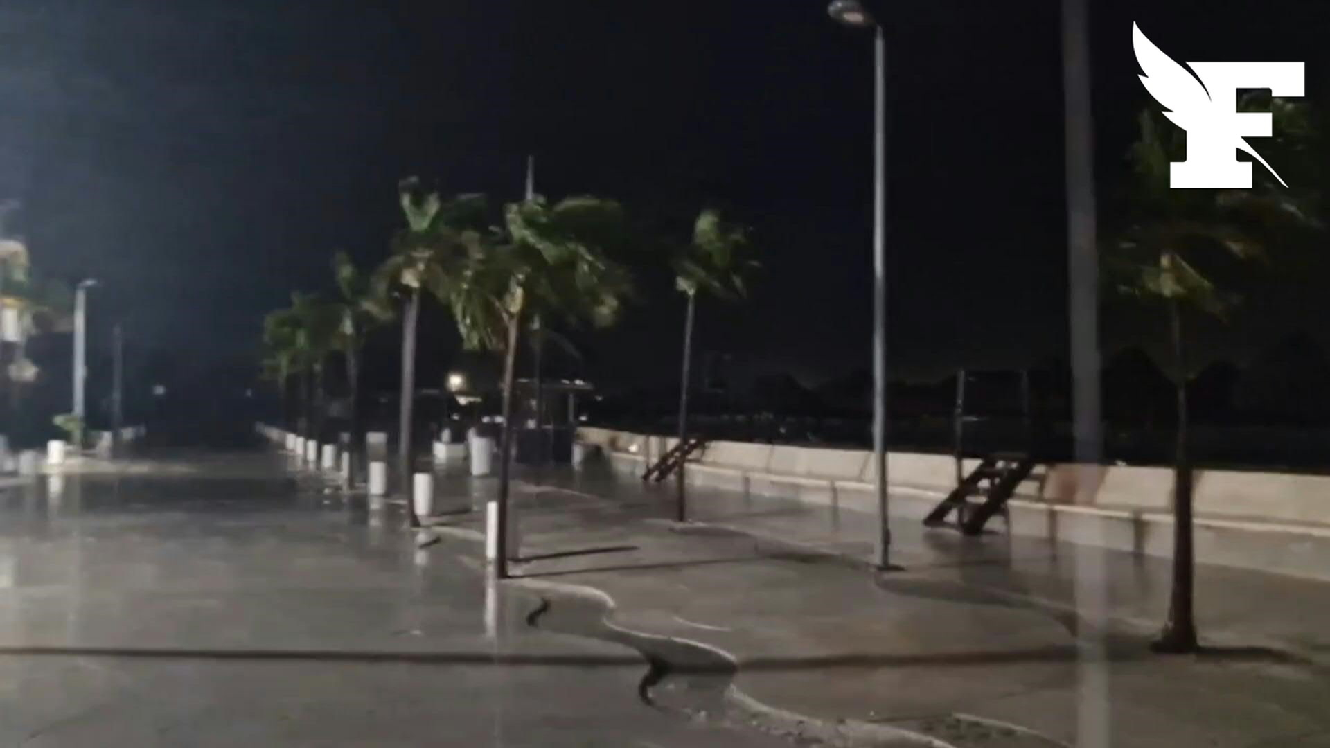 Ouragan Milton: des pluies et des vents violents s'abattent sur une plage du Mexique