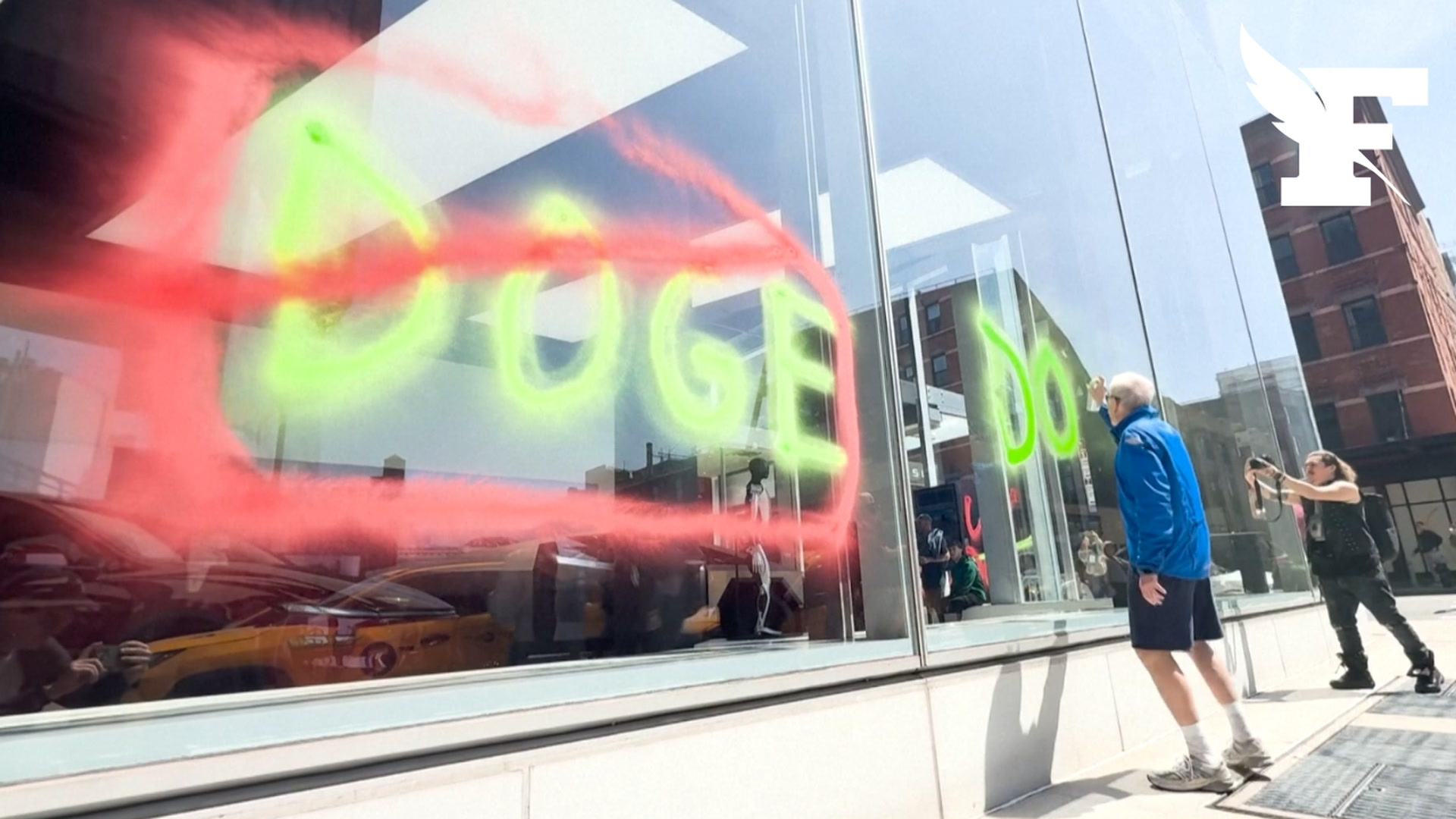 «F*ck DOGE», «fasciste non-élu»: une boutique Tesla de Manhattan ciblée par des activistes écologistes