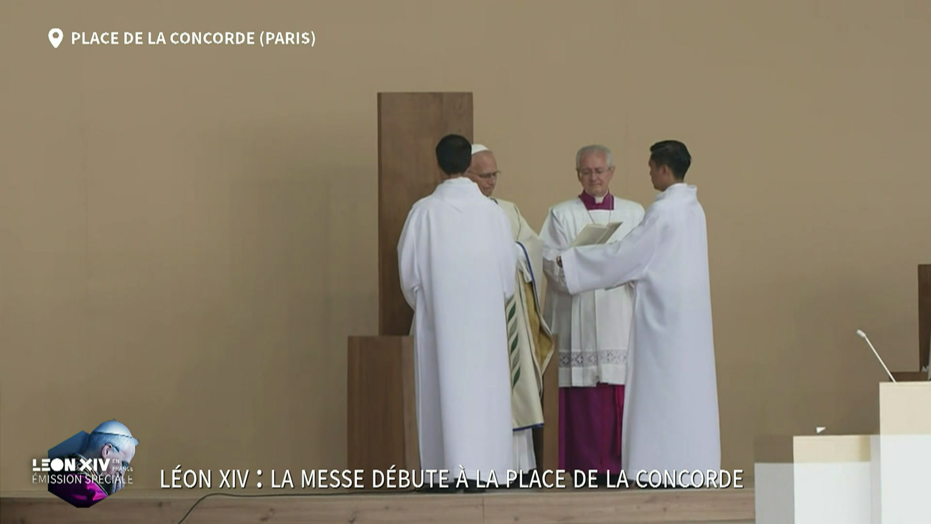 Le Pape Léon XIV débute la messe sur la place de la Concorde devant plus de 700 000 personnes