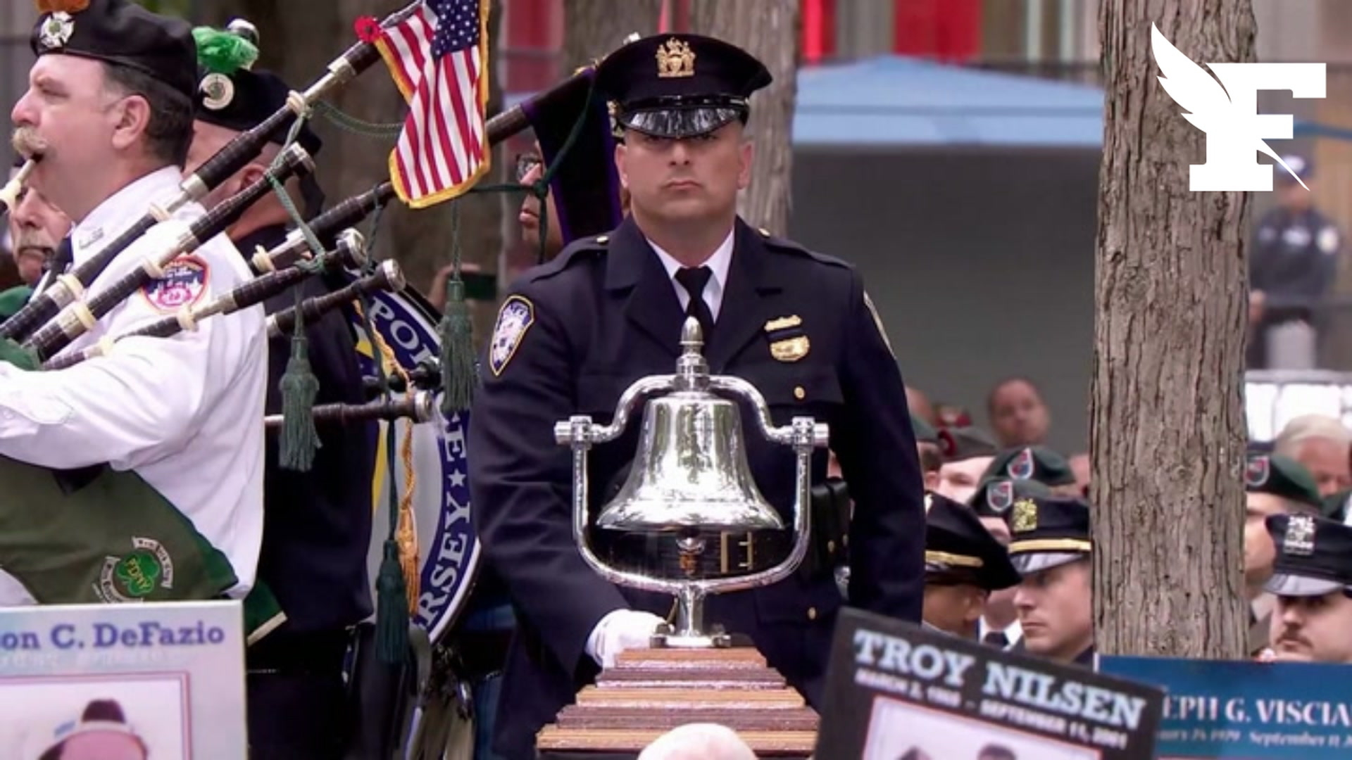 11 septembre: les images de la minute de silence au mémorial du World Trade Center à New York