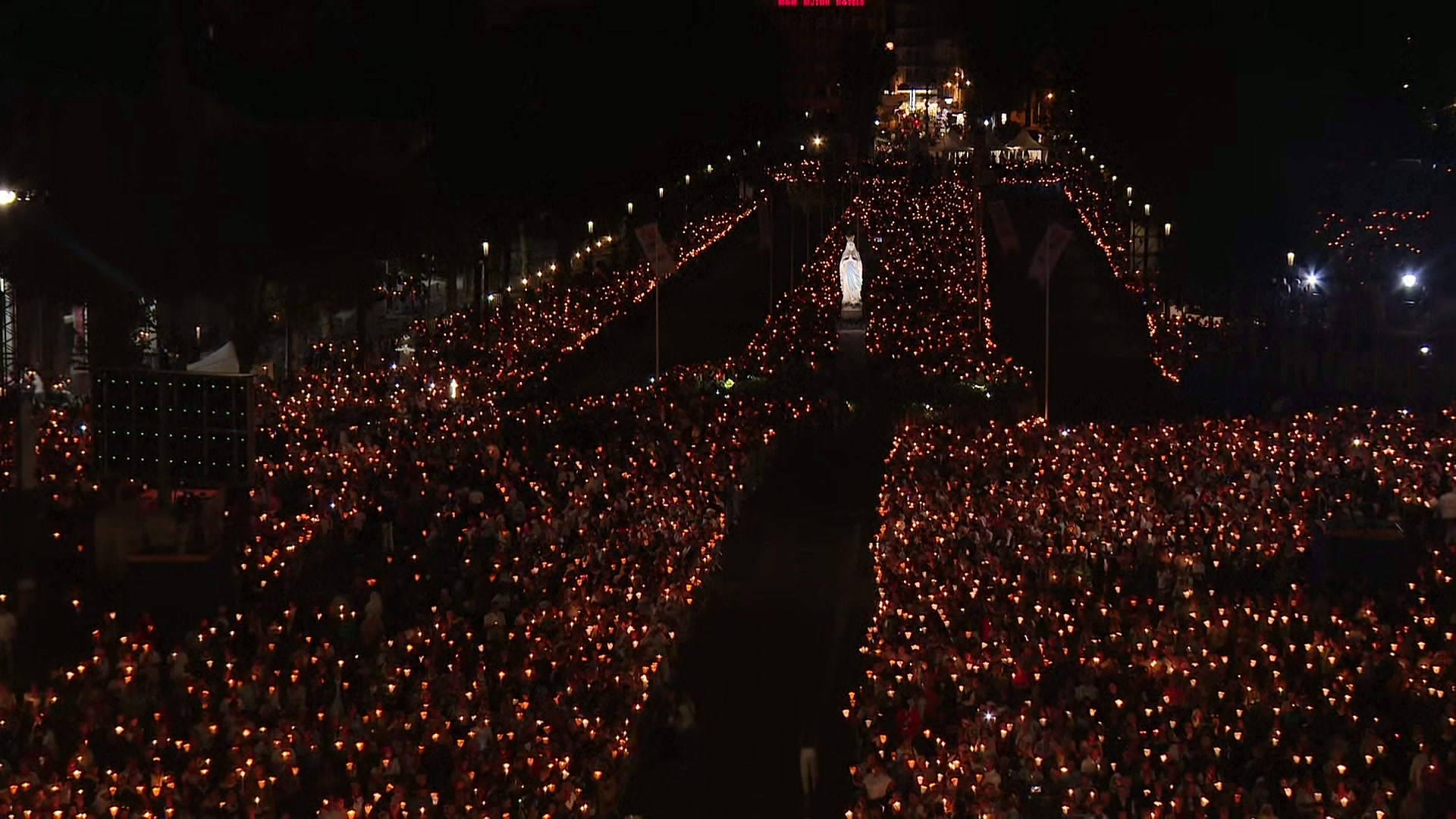Visite du pape Léon XIV à Lourdes : la procession aux flambeaux tournée vers la Vierge en vidéo