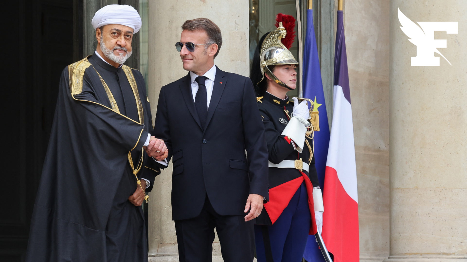 Les images d'Emmanuel Macron qui réapparaît avec ses lunettes d’aviateur pour accueillir le sultan d’Oman à L’Élysée