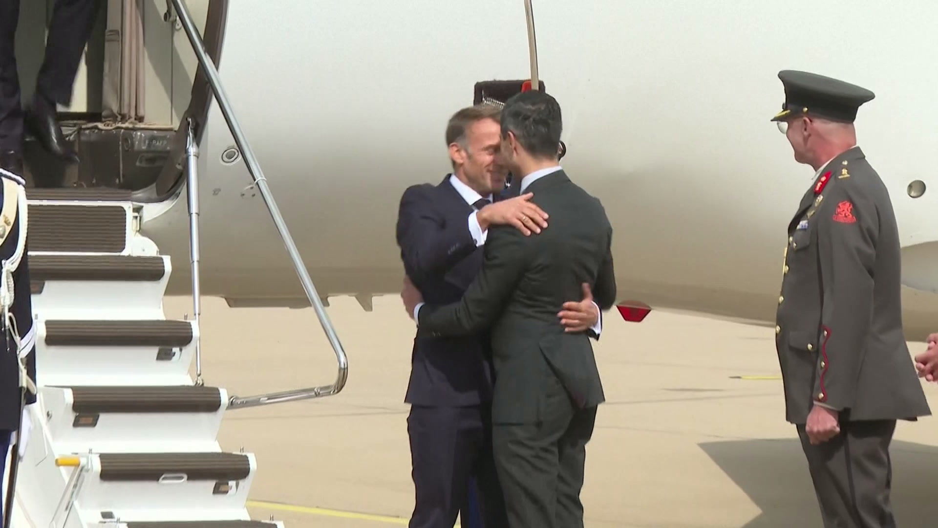 Les images de l'arrivée d'Emmanuel Macron à Eindhoven, aux Pays-Bas