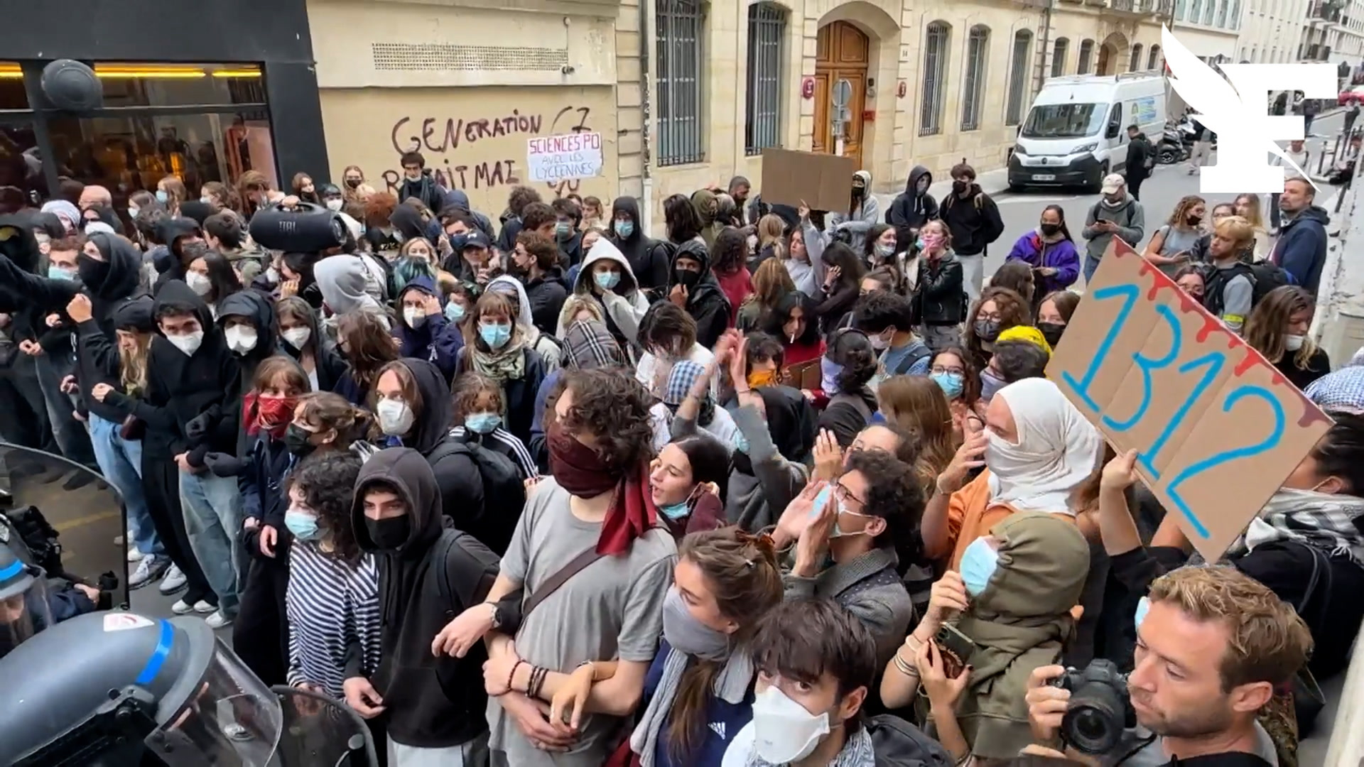 Blocus des lycées : des étudiants de Sciences Po Paris bloquent leur campus en soutien aux lycéens