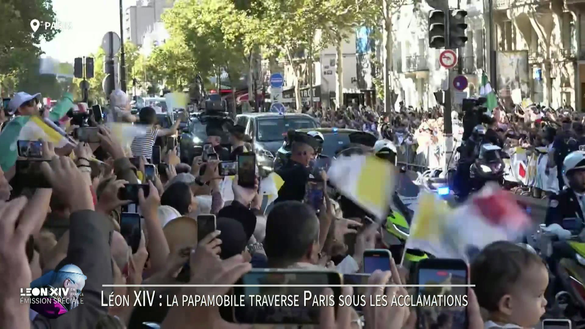 Le pape débute sa déambulation dans Paris à bord de la papamobile
