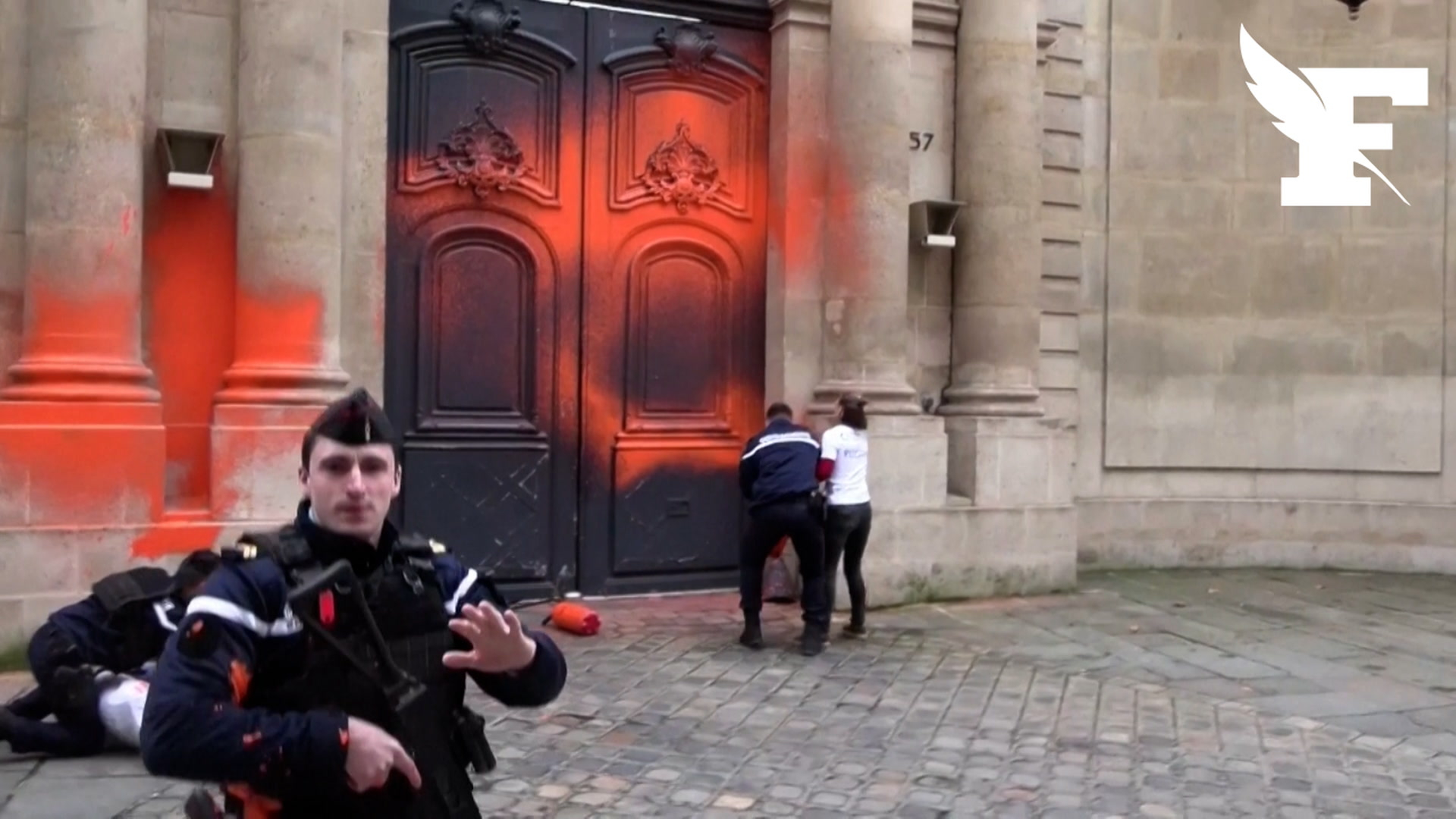 Des militants de Dernière Rénovation aspergent la façade de Matignon avec de la peinture orange