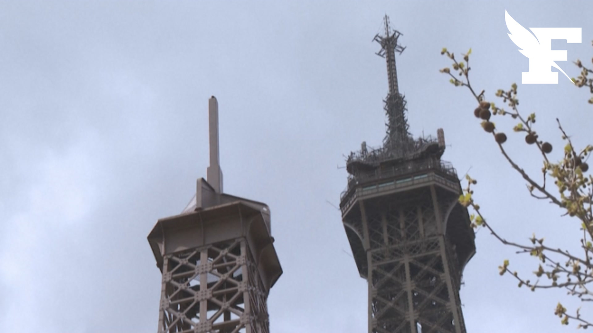 Une réplique de la Dame de Fer installée au pied de la Tour Eiffel !