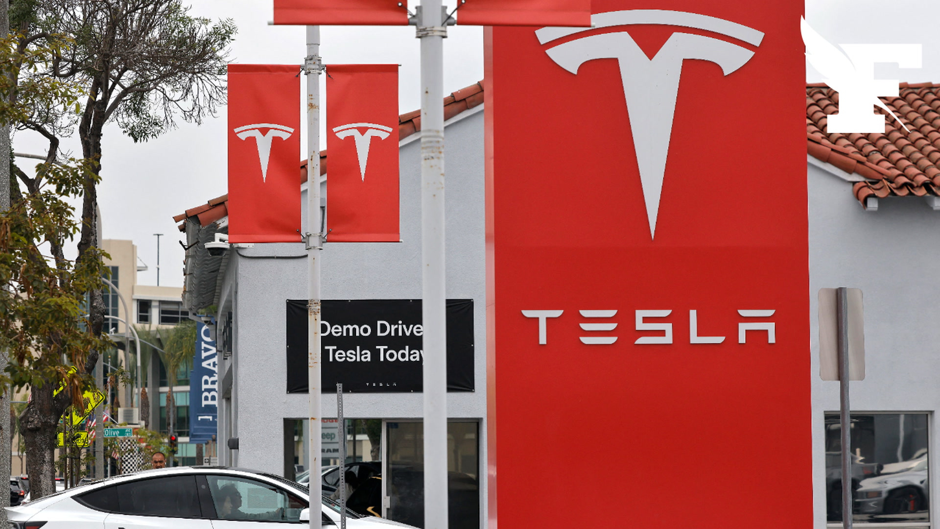 Le ministre des transports ferme la porte (pour le moment) au système de conduite autonome supervisée de Tesla