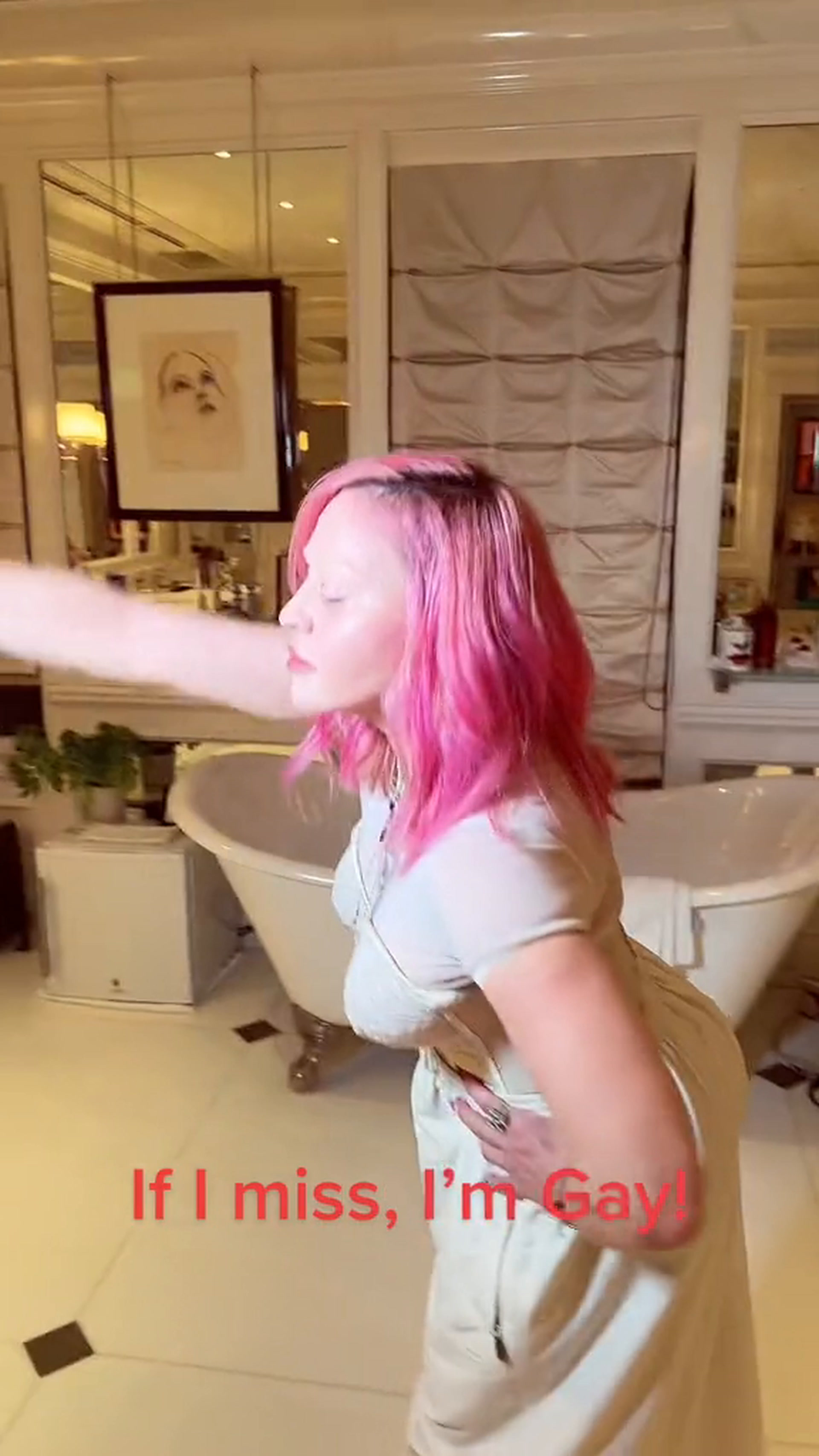 L'étrange vidéo de Madonna parlant du coronavirus dans un bain de pétales  de roses