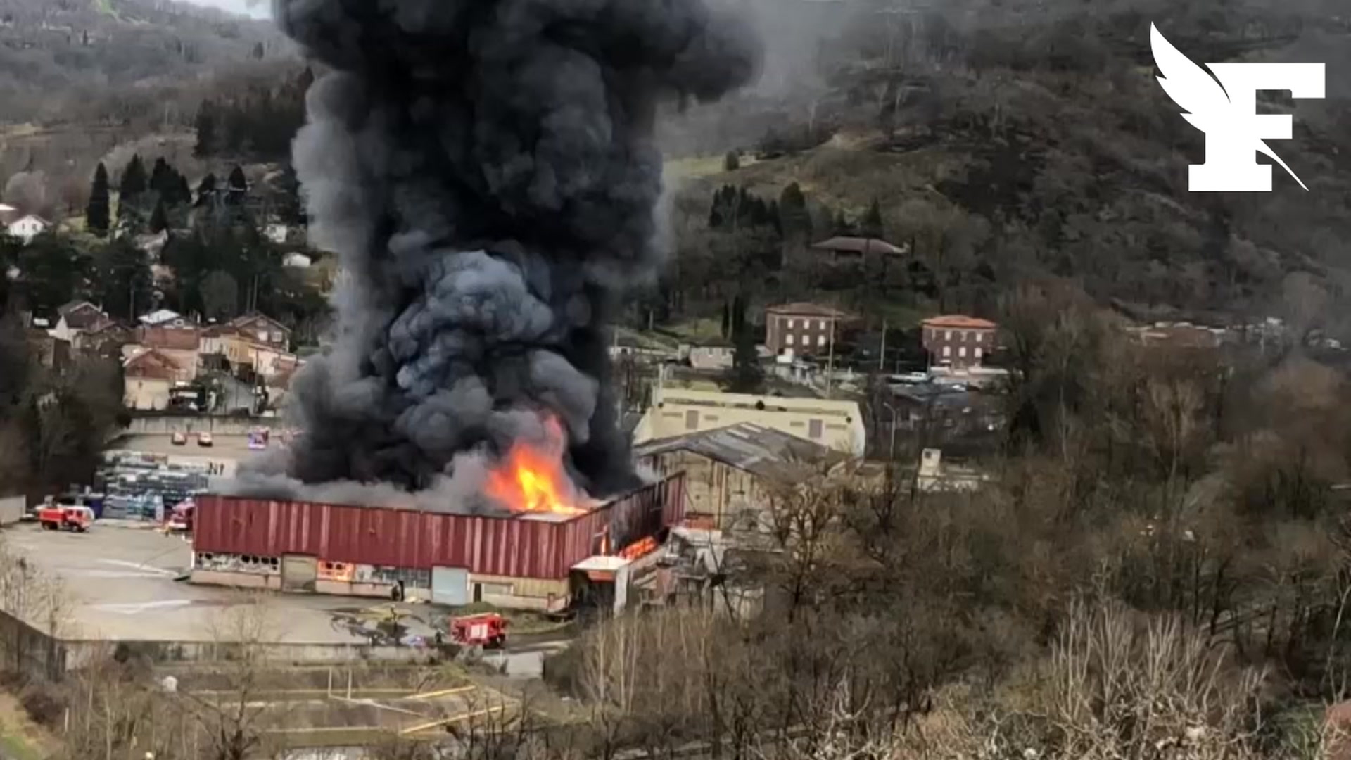 Aveyron: les images impressionnantes d'un incendie dans un entrepôt contenant des batteries au lithium