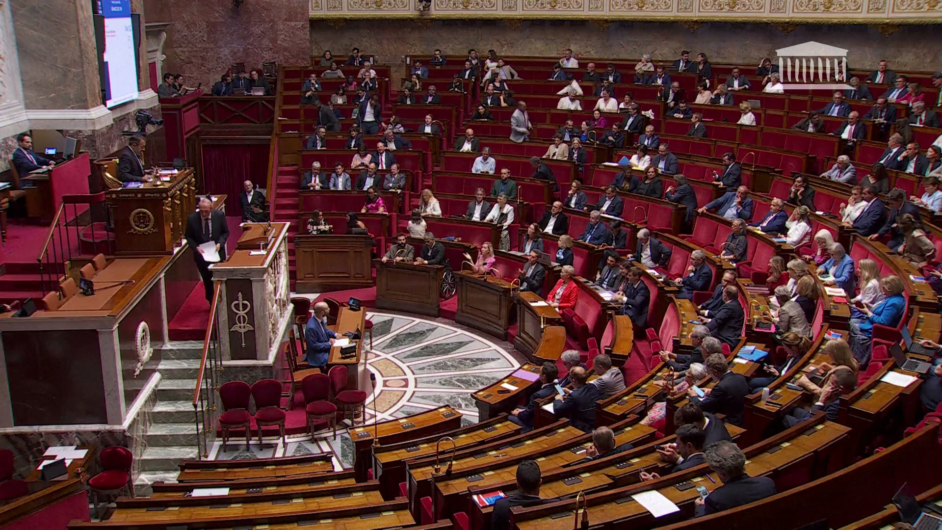 Réseaux sociaux interdits aux moins de 15 ans : le Parlement adopte la loi, une première en Europe