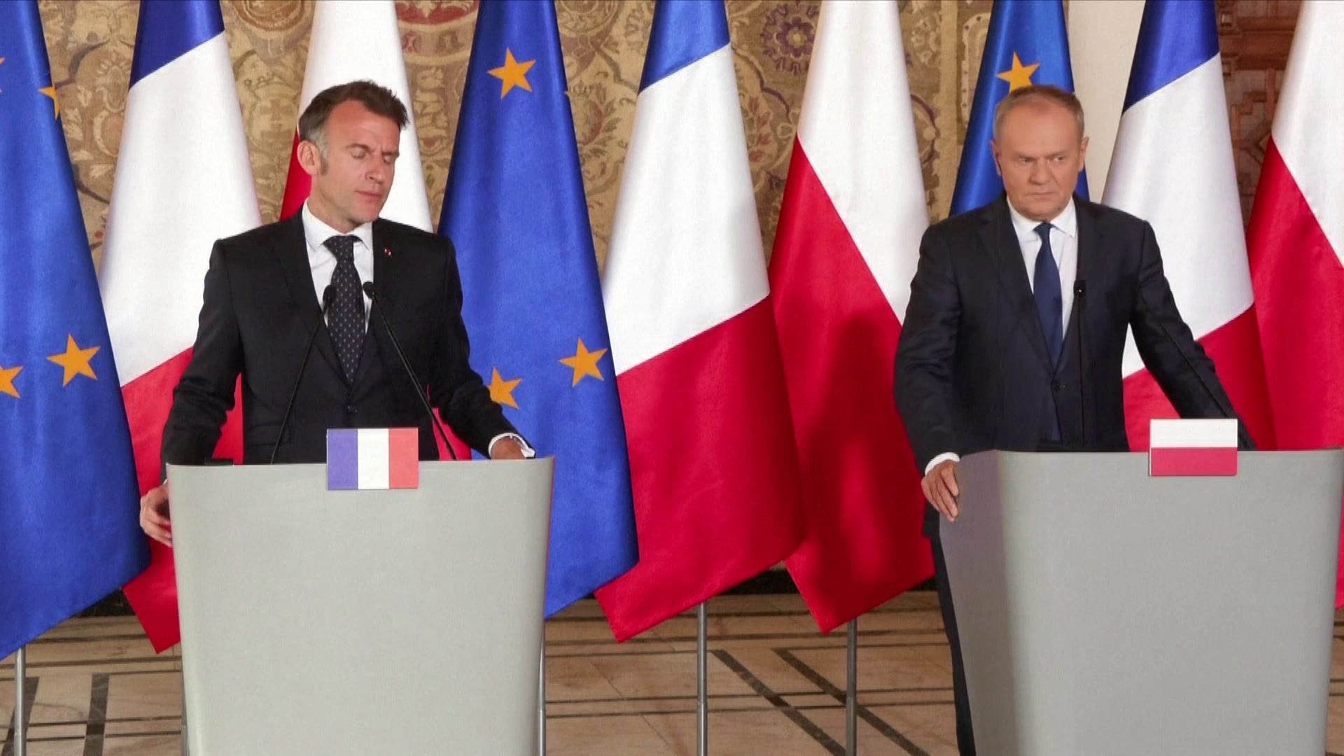 Aux côtés de Donald Tusk, Emmanuel Macron affirme croire « en l’indépendance de notre Europe »