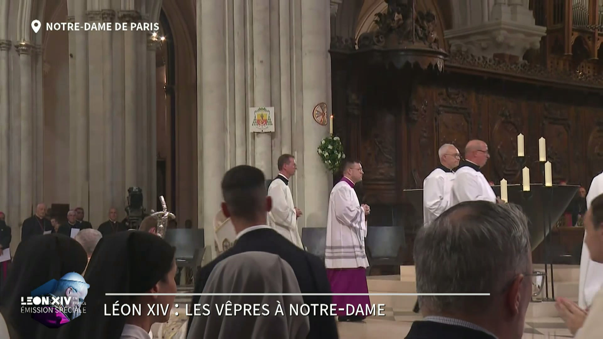 Le rite de la lumière débute dans la cathédrale Notre-Dame de Paris