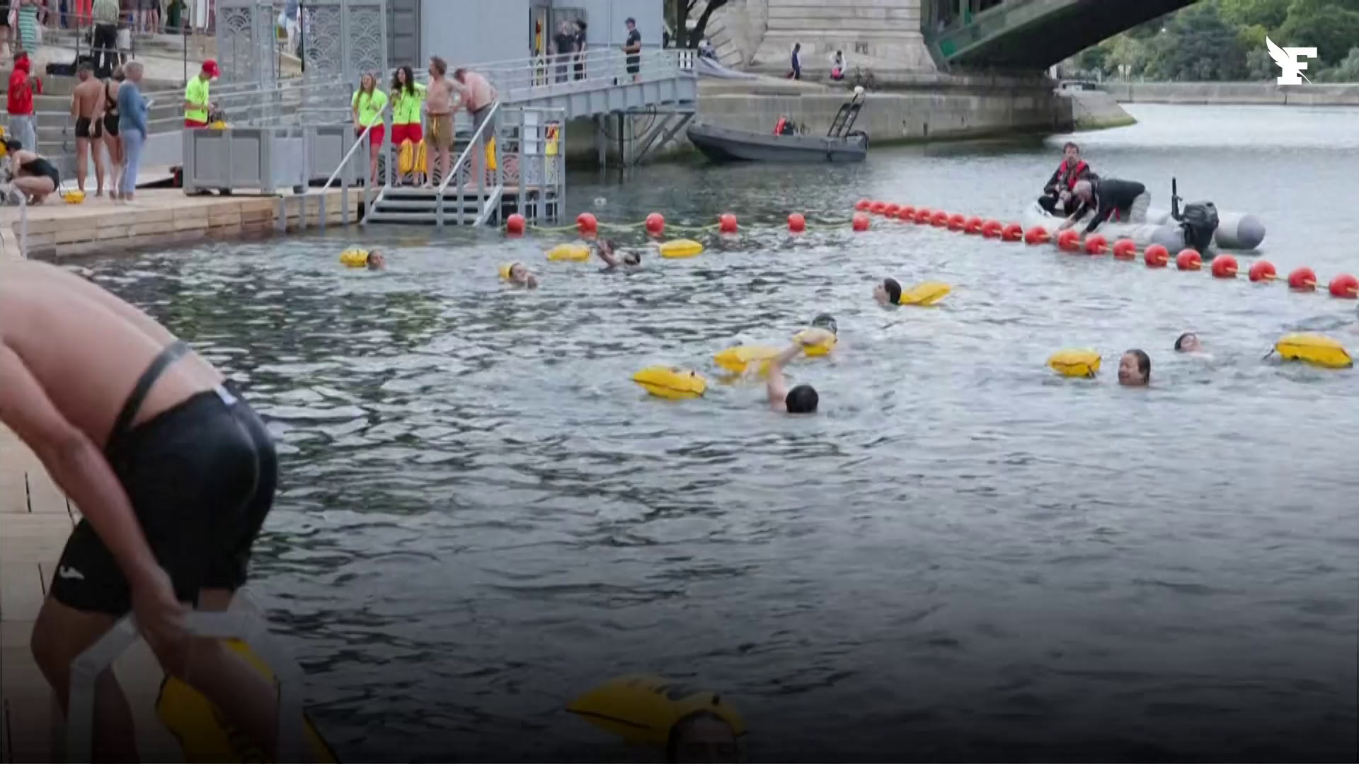 Les premiers baigneurs plongent dans la Seine pour la première fois depuis 102 ans