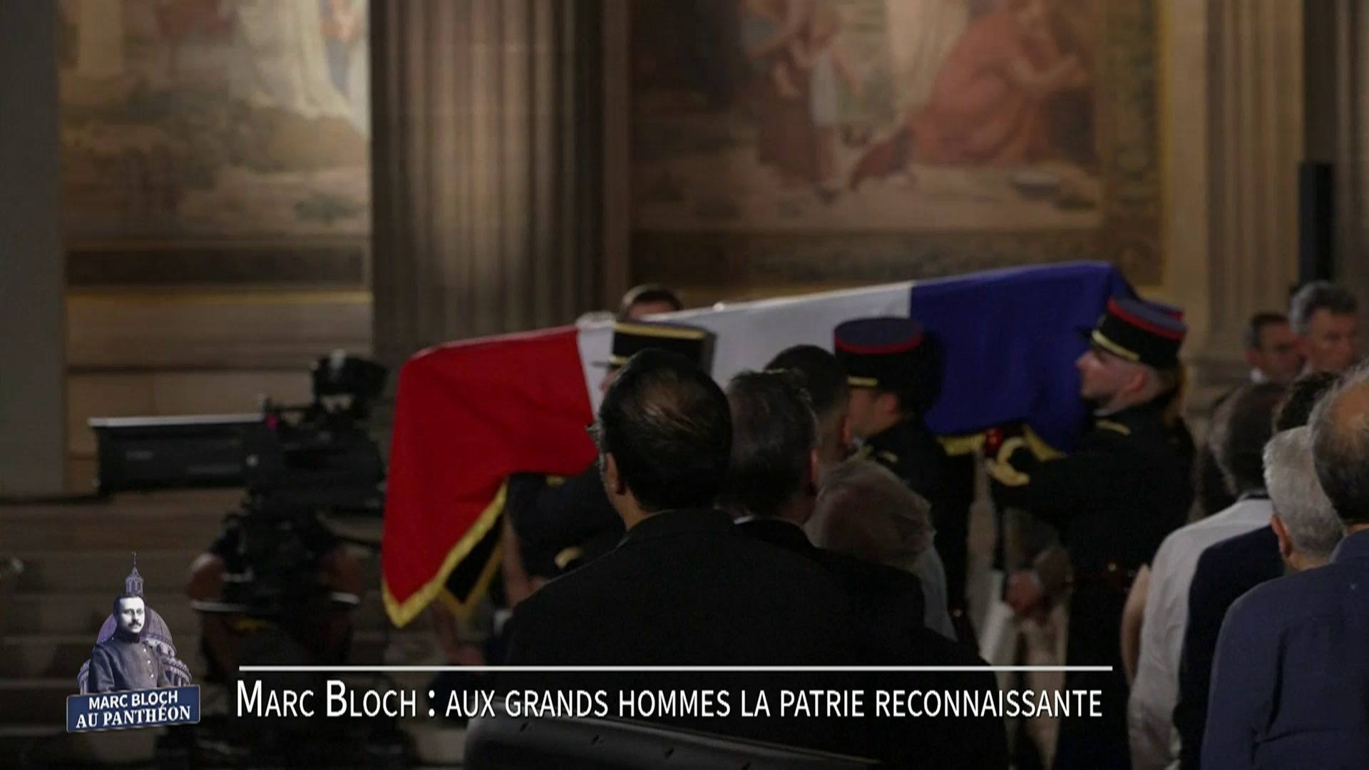 Marc Bloch au Panthéon : l'arrivée des cénotaphes dans le Panthéon, sous les applaudissements de la foule