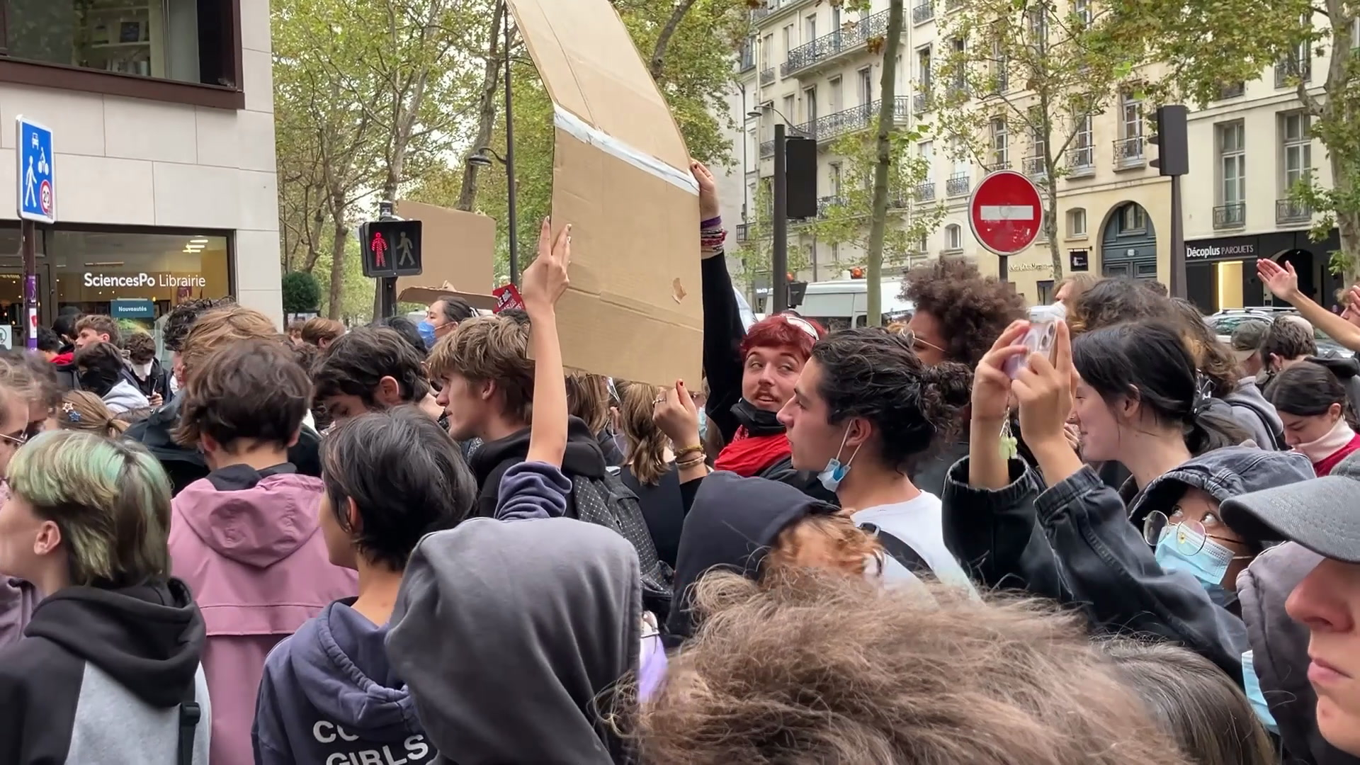 Blocus des lycées: des étudiants de Sciences Po et de la Sorbonne se rejoignent pour manifester