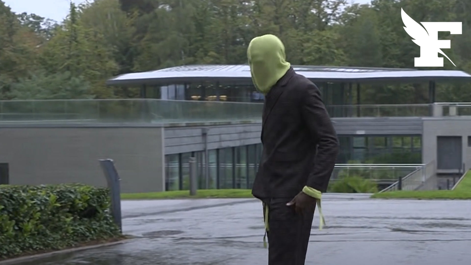 Caché sous une cagoule intégrale, Konaté fait une arrivée remarquée à Clairefontaine