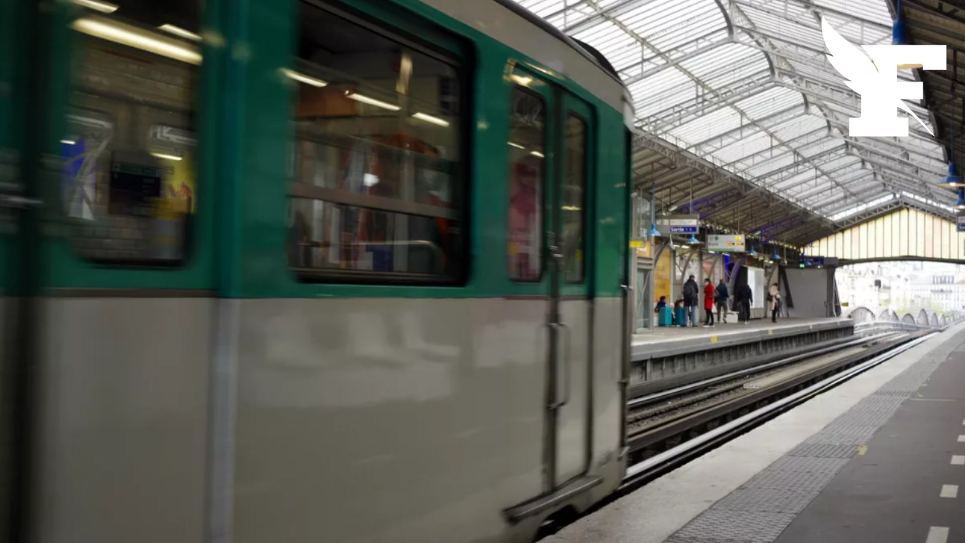 Paris: une femme tombe sur les voies du métro, son pronostic vital engagé
