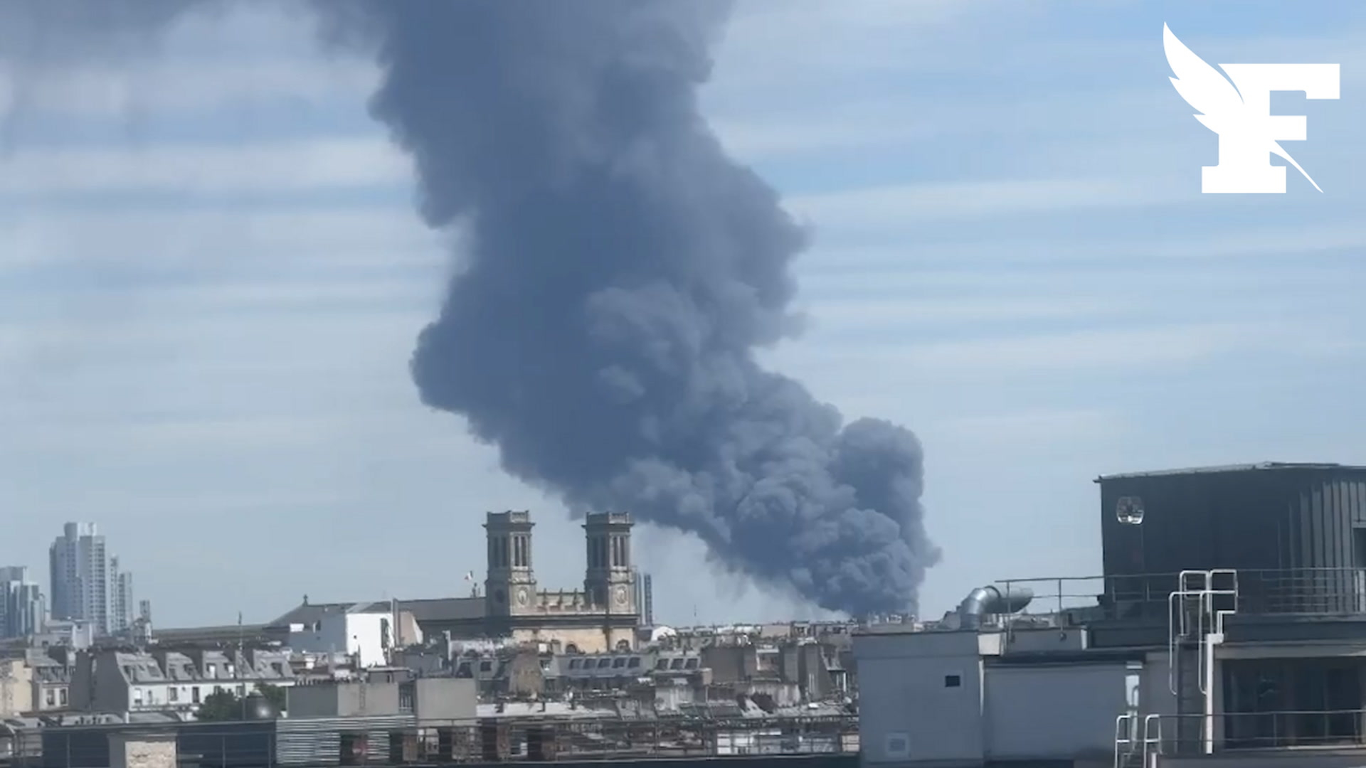 Seine-Saint-Denis: les images de l'incendie spectaculaire qui s'est déclaré à Bobigny
