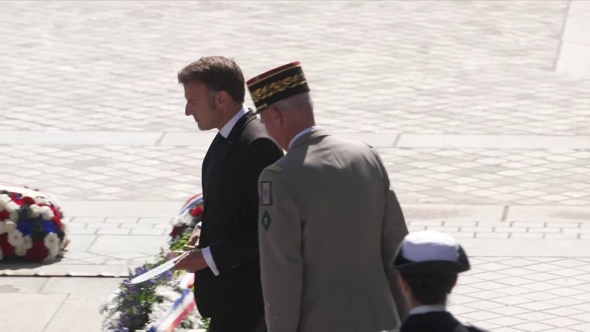 Commémoration du 8 mai : Emmanuel Macron allume la flamme de la tombe du Soldat inconnu