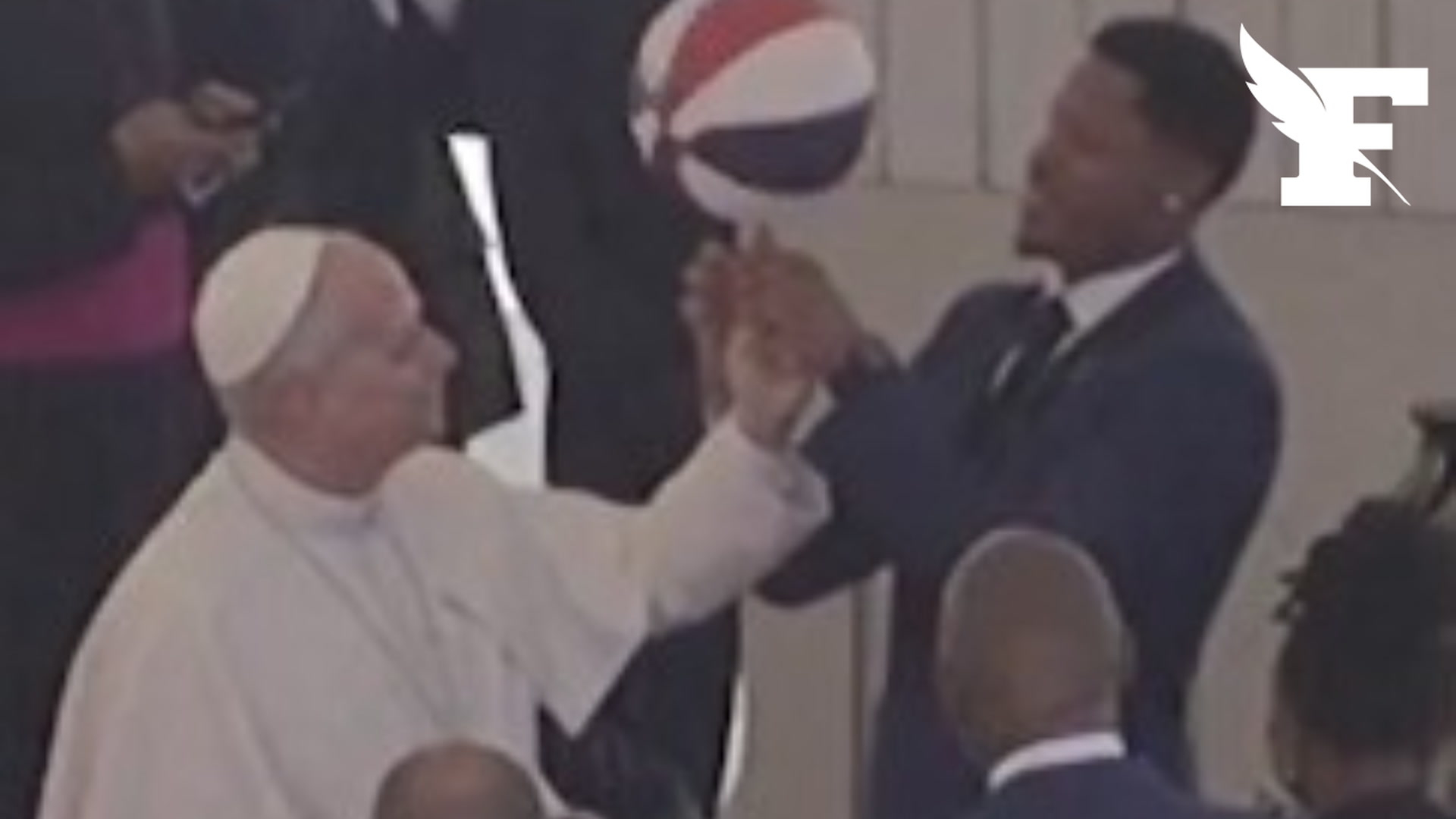 Les images du pape Léon XIV en train de faire tourner un ballon de basket sur son doigt