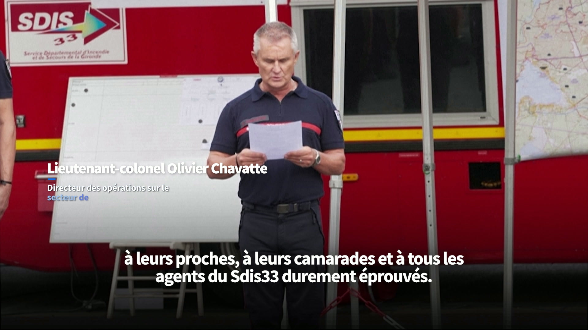 Incendies en Gironde: une centaine de personnes observent une minute de silence en hommage aux deux pompiers morts à Mérignac