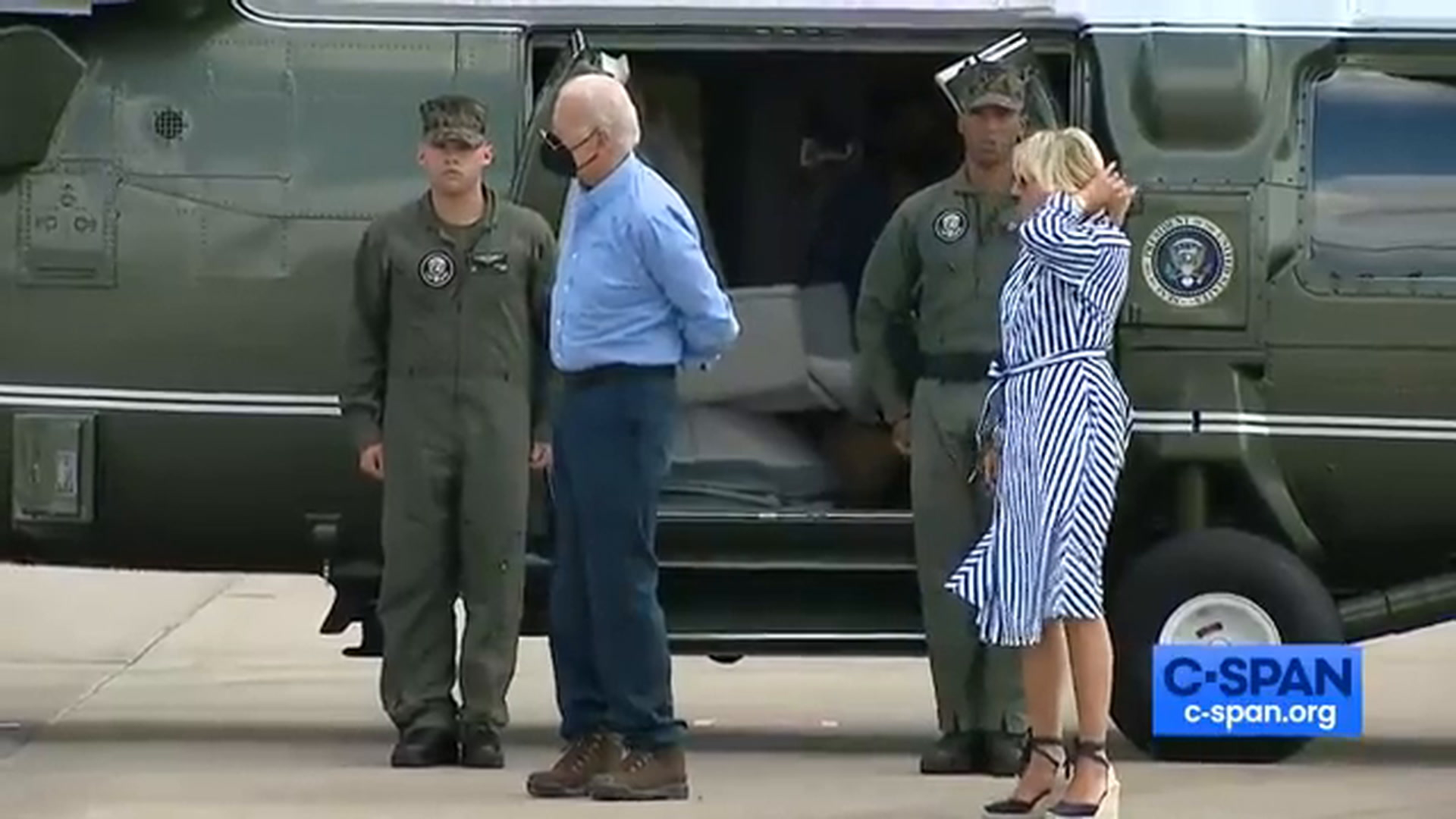 Séquence gênante sur le tarmac : Joe Biden ne parvient pas à enfiler une veste