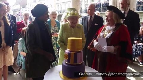 Elisabeth Ii Decouvre Son Gateau D Anniversaire