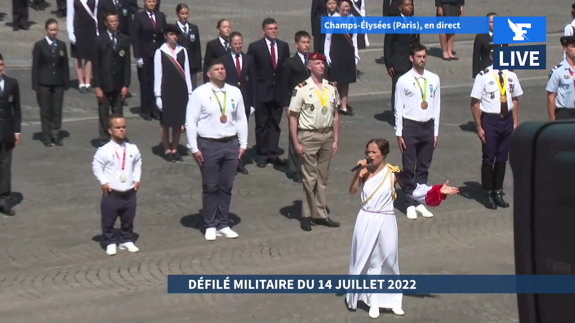 Défilé du 14 Juillet La Marseillaise chantée par Candice Parise et des