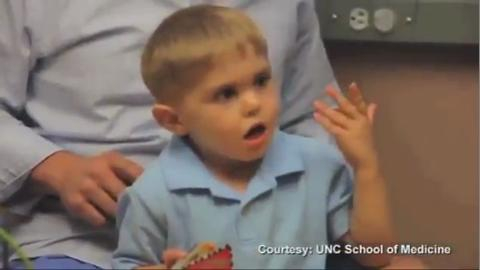Un Enfant Sourd De 3 Ans Entend Pour La Premiere Fois