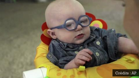 Un Bebe Met Des Lunettes Et Voit Sa Mere Pour La Premiere Fois