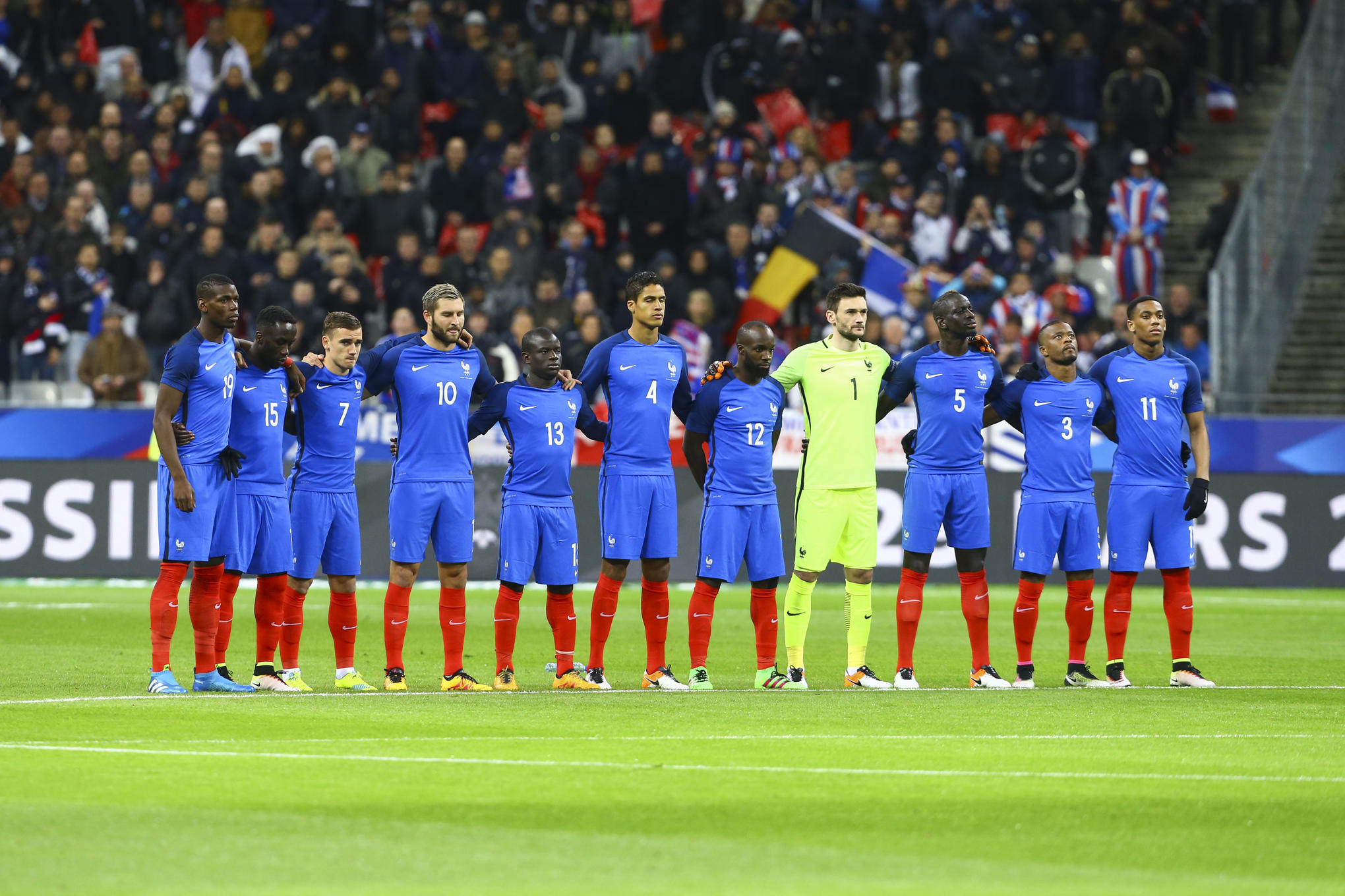 Les Bleus Et Les Attentats Du 13 Novembre 2015 On Etait Ko Debout Equipe De France Football