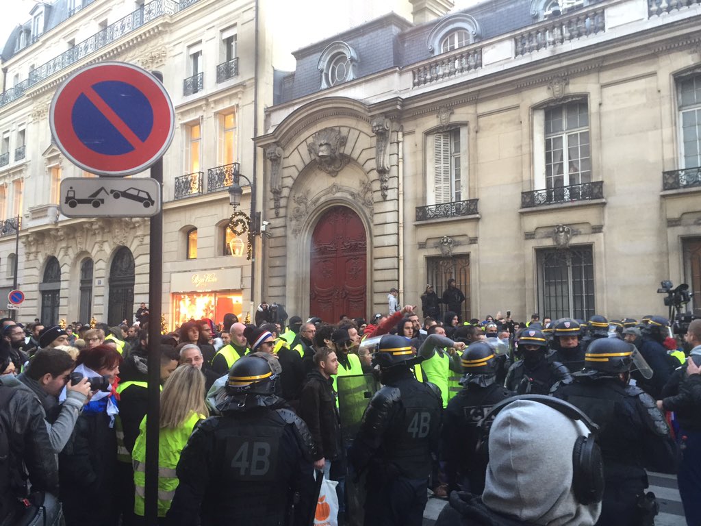 Gilets Jaunes Près De 283000 Manifestants Une Femme