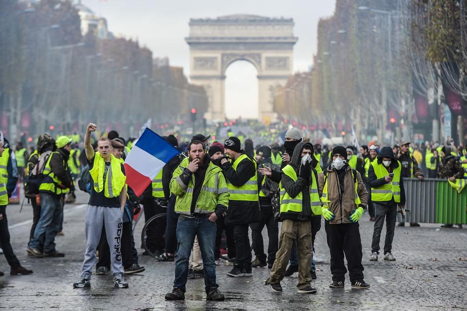 Des gilets jaunes affrontent les canons Ã  eau des forces de lâordre ile ilgili gÃ¶rsel sonucu