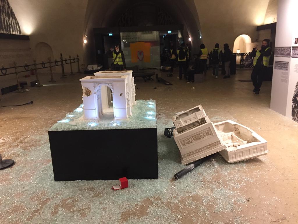 EN IMAGES - L'intérieur de l'Arc de Triomphe a été "ravagé"