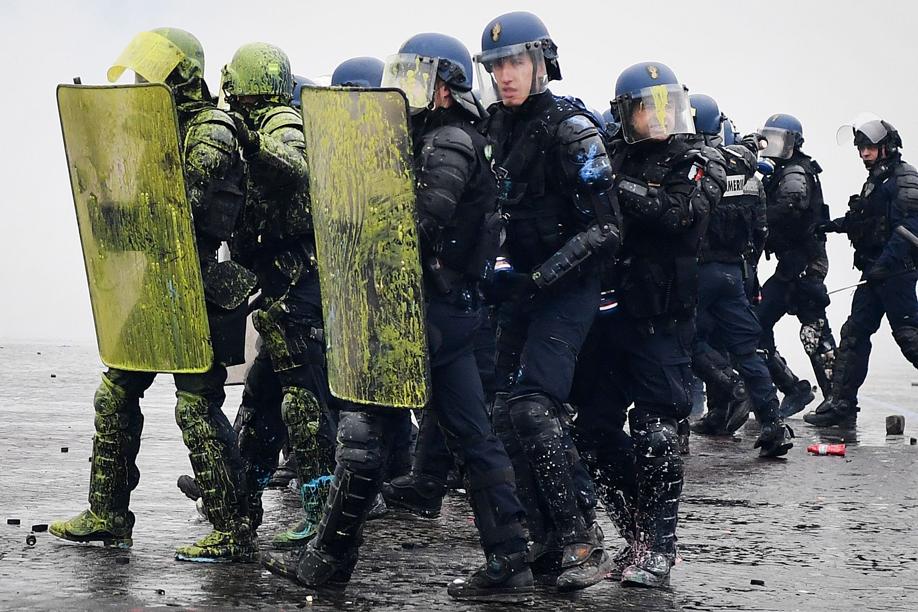 Vidéo Les Images Dun Crs Frappé à Larc De Triomphe