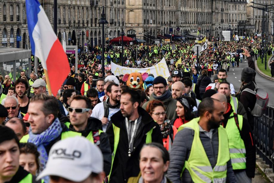 Gilets Jaunes Affrontements à Avignon Paris Rouen