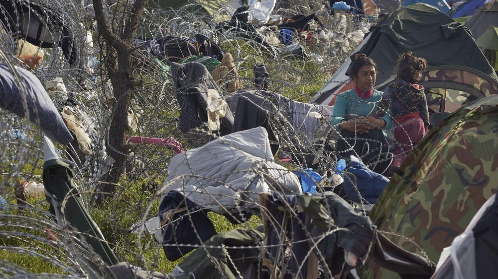 Plus de 30.000 migrants bloqués dans des conditions précaires en Grèce