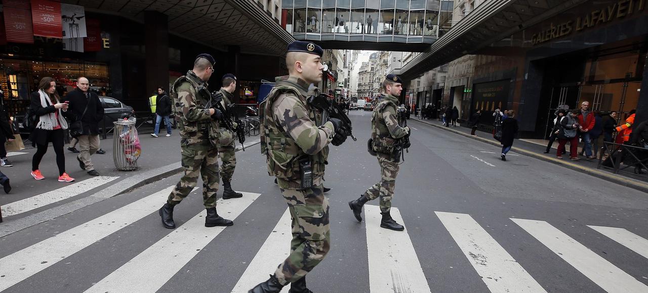 Patrouille de soldats français dans les rues de Paris, le 10 janvier 2015.