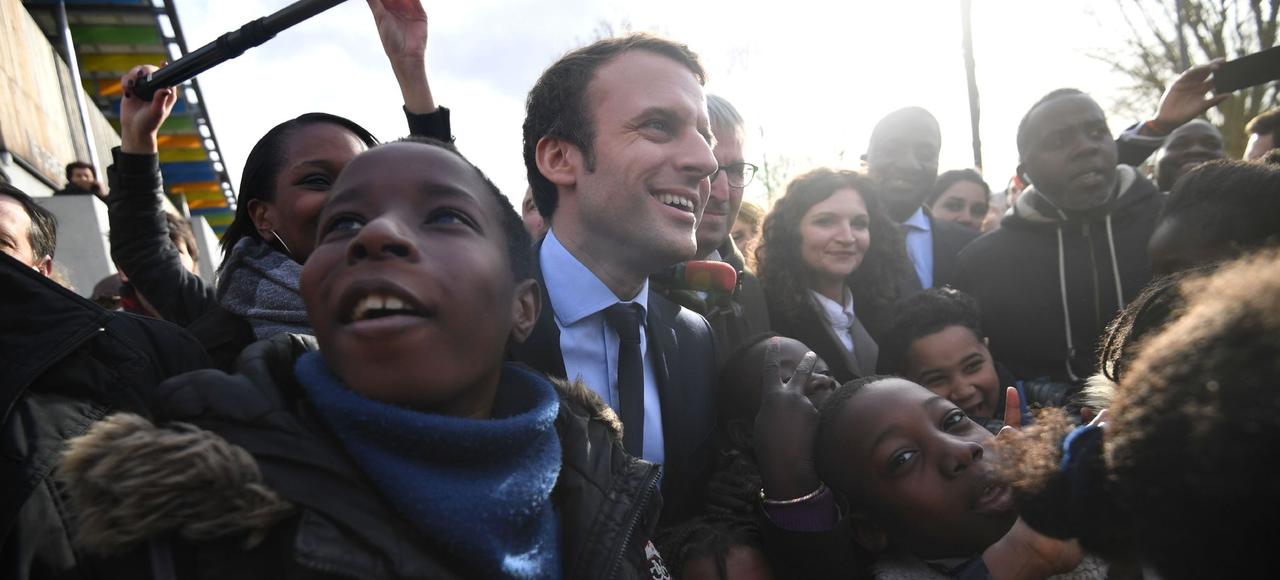 Emmanuel Macron, ce mardi, en déplacement dans une école des Mureaux (Yvelines).