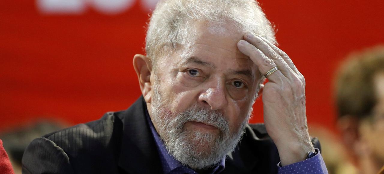 Lula (ici le 5 mai dernier à Brasilia lors du congrès du Parti des Travailleurs) dénonce un procès politique visant à lui barrer la route de la présidence en 2018.