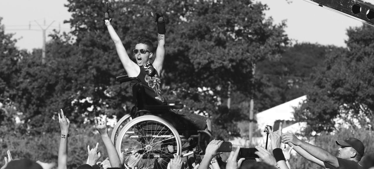 Un jeune homme dans son fauteuil, porté par le public lors du festival de musique extrême, le Hellfest, à Clisson (Loire-Atlantique).