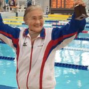 À 100 ans, une Japonaise s'offre un record du monde de natation