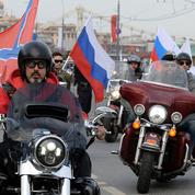 Des motards patriotes russes dans les roues de l'Armée rouge